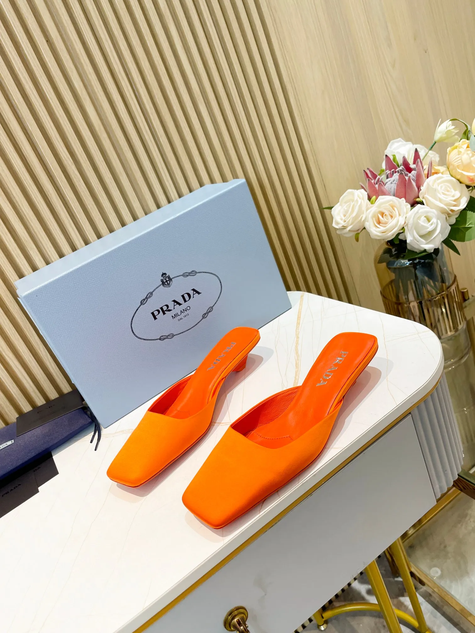 👟👟Ex-factory price 540👟👟 🐳Prada〰️2024 new style🆕Triangle logo🔺Top version of triangular heel square toe Mule slippers ✔️Material and craftsmanship: ✔️Upper: imported silk satin ✔️Inner lining: original sheepskin lining ✔️🇮🇹Imported leather outsole ✔️Size: 35-39 (custom size 40 is non-returnable)